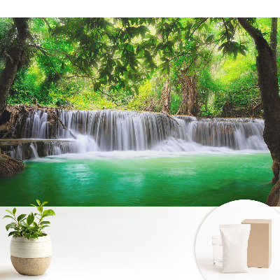 Fototapeta na wymiar do sypialni Wodospad w otoczeniu zieleni