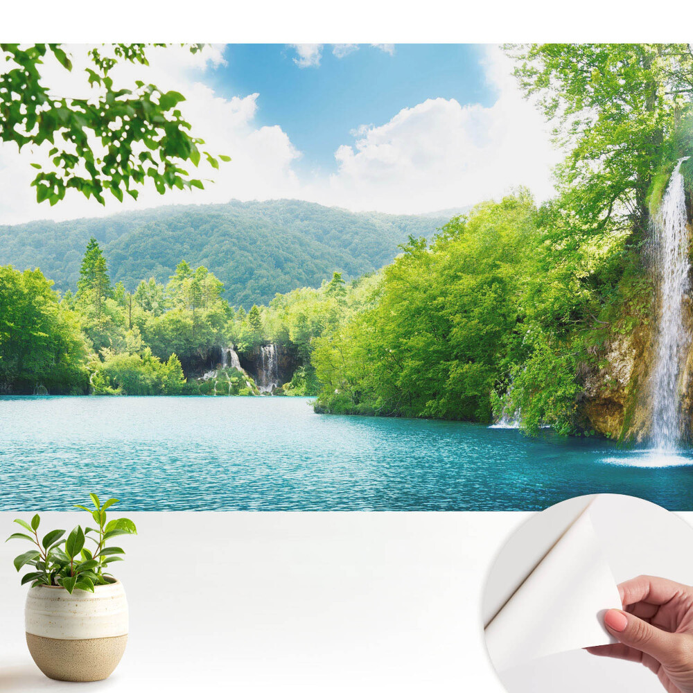 Fototapeta z nadrukiem samoprzylepna Wodospad wśród zieleni gór