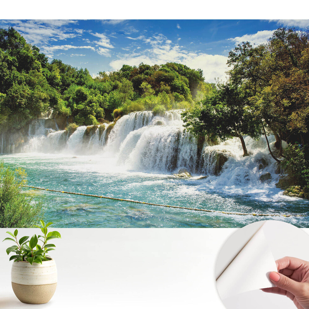 Fototapeta do salonu Wodospad w słońcu zielona sceneria