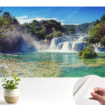 Tapeta fotograficzna samoprzylepna Zachwycający wodospad w otoczeniu zieleni
