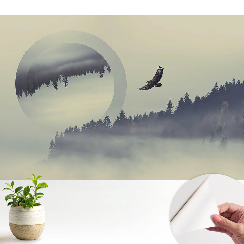 Tapeta fotograficzna samoprzylepna Majestatyczny ptak wśród mglistych drzew