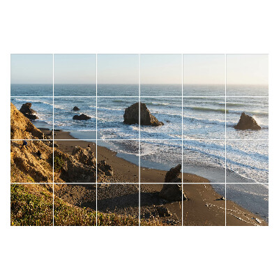 Naklejki na płytki Plaża z kamieniami i falami