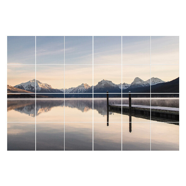 Naklejki na kafelki Górski pejzaż nad jeziorem