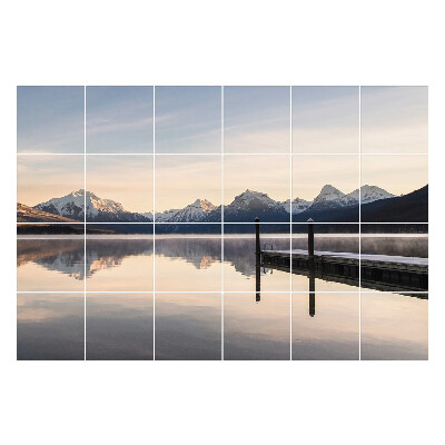 Naklejki na kafelki Górski pejzaż nad jeziorem