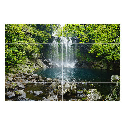 Naklejki na kafelki Wodospad w otoczeniu natury