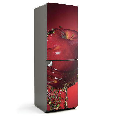 Naklejka tapeta na lodówkę Soczyste jabłko w wodzie