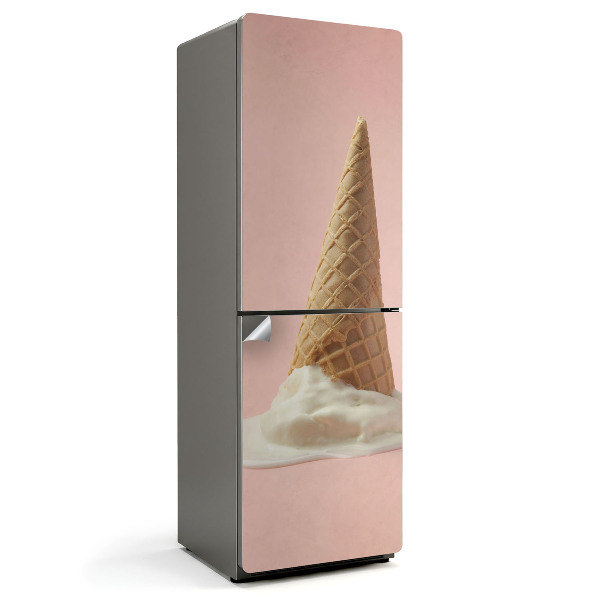 Naklejka na lodówkę Lód w waflu na stole