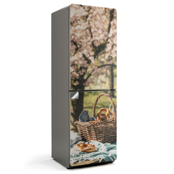 Naklejka na lodówkę Kosz piknikowy na tle drzew