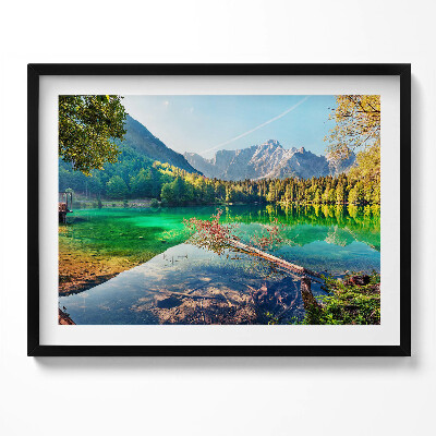 Obraz z ramką Pejzaż górskiego jeziora wśród drzew