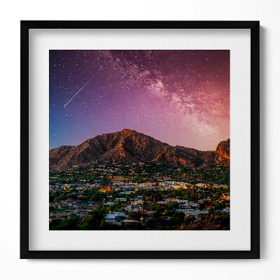 Obraz w drewnianej ramce Góry z galaktyką na niebie