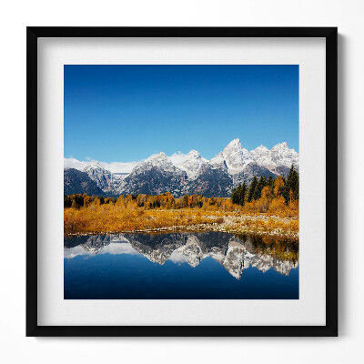 Obraz w drewnianej ramce Góry jezioro i jesienne drzewa