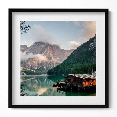 Obraz w drewnianej ramce Domek na jeziorze w górach