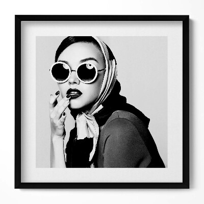 Obraz w drewnianej ramce Czarno-biały portret kobiety w stylu glamour