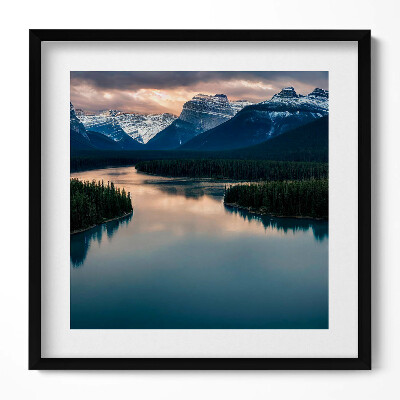 Obraz w drewnianej ramce Pejzaż rzeki lasów i gór