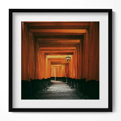Obraz w drewnianej ramce Tradycyjna ścieżka przez bramę torii