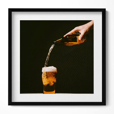 Obraz w drewnianej ramce Nalewanie piwa do kufla