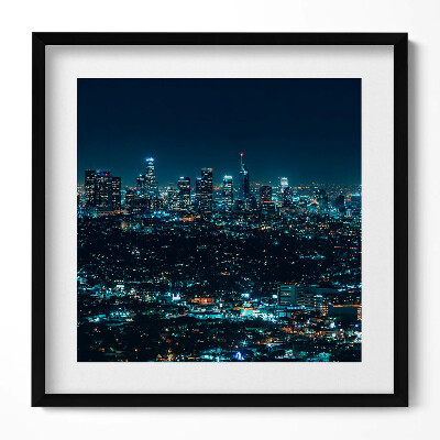 Obraz w drewnianej ramce Wielkie oświetlone miasto nocą panorama