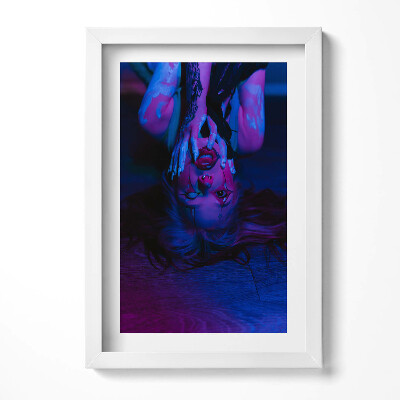 Obraz w ramie Dziewczyna z tatuażem joker