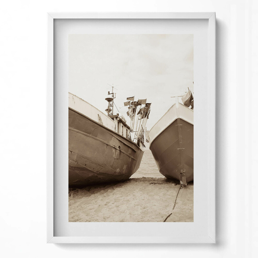 Obraz pionowy Dwie łodzie na plaży - sepia