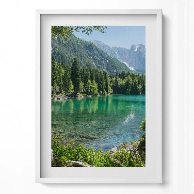 Obraz pionowy Górski pejzaż jeziora w lesie