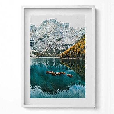 Obraz pionowy Pejzaż górskiego jeziora i łódek