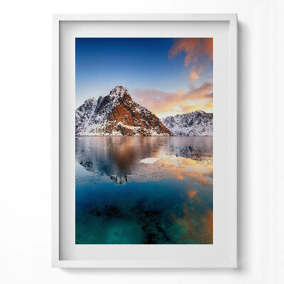 Obraz pionowy Piękny pejzaż wody i gór wieczorem