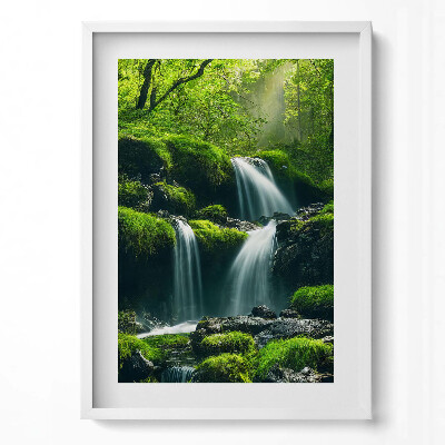 Obraz pionowy Wodospady w środku lasu