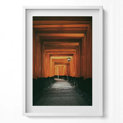 Obraz pionowy Tradycyjna ścieżka przez bramę torii