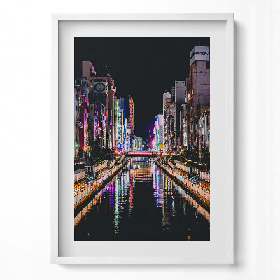 Obraz pionowy Nocne miasto z odbiciami świateł w wodzie