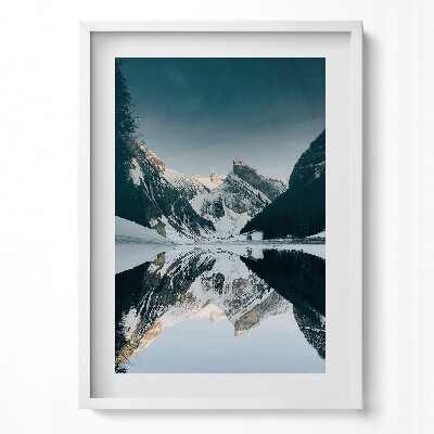 Obraz pionowy Widok na górskie jezioro zimą