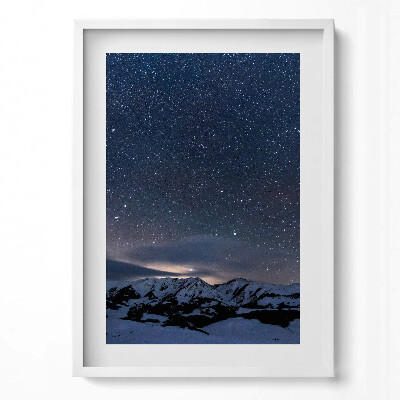 Obraz pionowy Gwiazdy nocą na niebie w górach