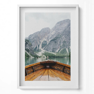 Obraz pionowy Widok z łodki na górskim jeziorze