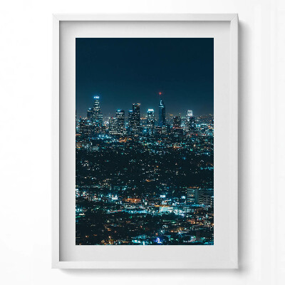 Obraz pionowy Wielkie oświetlone miasto nocą panorama