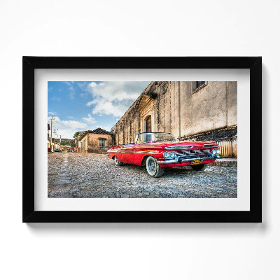 Obraz w ramie Czerwony stary samochód w dzielnicy kolumbijskiej