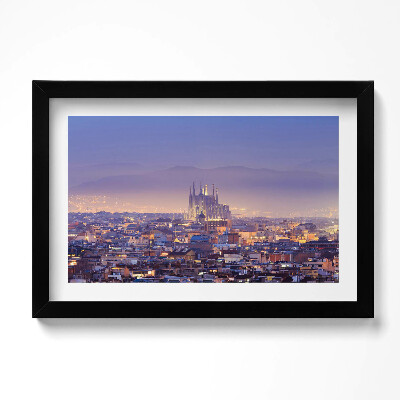 Obraz w ramie Widok na Barcelonę i Sagrada w nocy