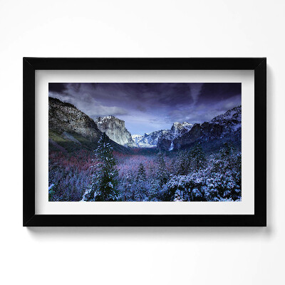 Obraz w ramie Zimowy pejzaż gór i lasu