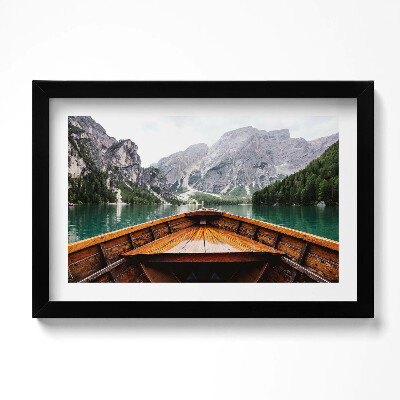 Obraz w ramie Łódka na górskim jeziorze