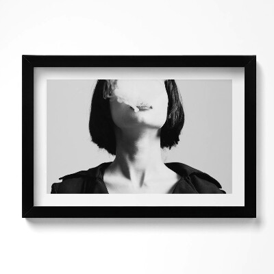 Obraz w ramie Tajemniczy portret palącej kobiety