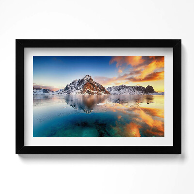 Obraz w ramie Piękny pejzaż wody i gór wieczorem