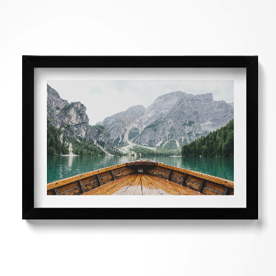 Obraz w ramie Widok z łodki na górskim jeziorze
