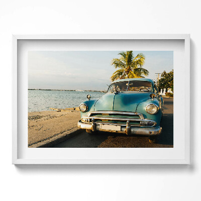 Obraz w ramie Niebieski samochód nad morzem