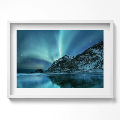 Obraz w ramie Zorza polarna nad górami i wodą