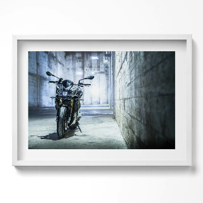 Obraz w ramie Motocykl w betonowej alejce miasta