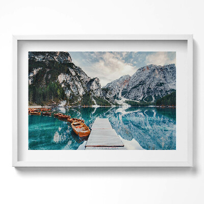 Obraz w ramie Łódka na jeziorze w górach