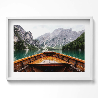 Obraz w ramie Łódka na górskim jeziorze