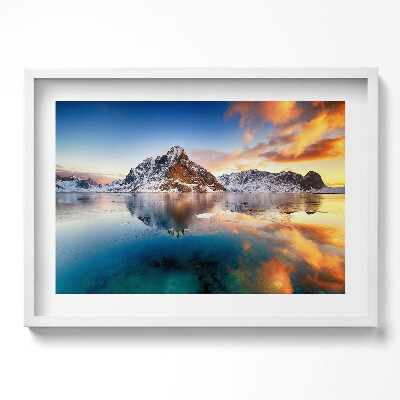 Obraz w ramie Piękny pejzaż wody i gór wieczorem