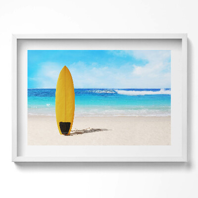 Obraz w ramie Żółta deska surfingowa na plaży na tle morza