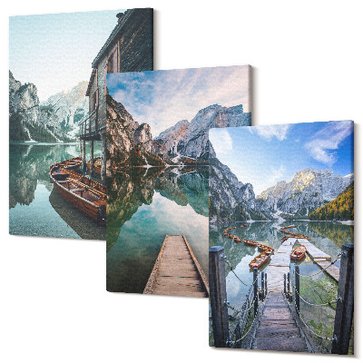 Zestaw obrazów 3 części tryptyk Spokojne jezioro w górach z drewnianymi łodziami