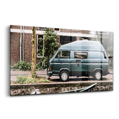 Obraz na szkle Van przy ceglanych budynkach