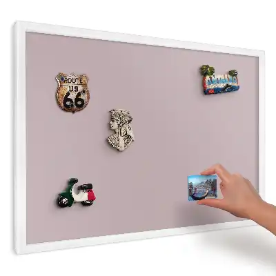 Tablica na magnesy w białej ramie z motywem delikatnego różowego minimalizmu